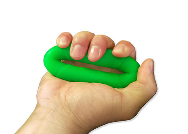 La mano amistosa del silicón de la aptitud de Eco agarra el anillo de goma de entrenamiento para el ejercicio